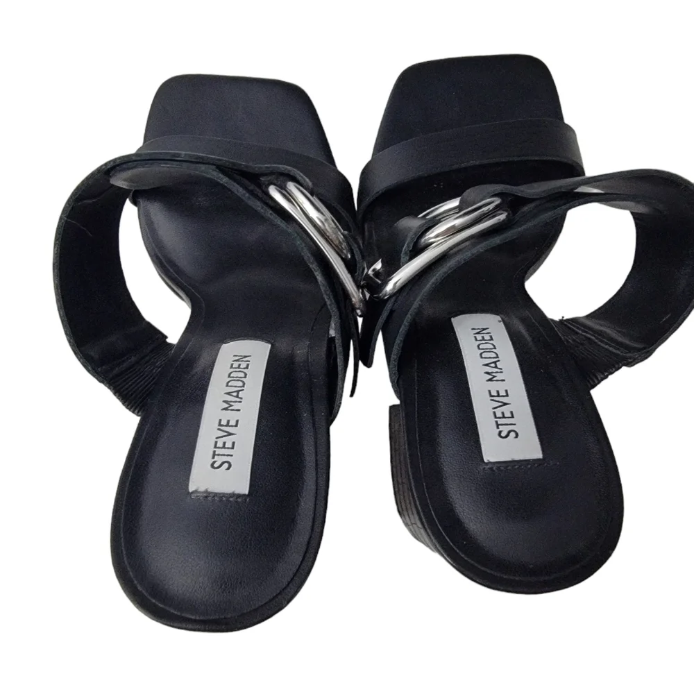 Steve Madden woman's size 7M in excellent condition. Leather upper.
